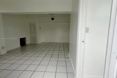 215 NE 2nd St, Hallandale Beach FL 33009