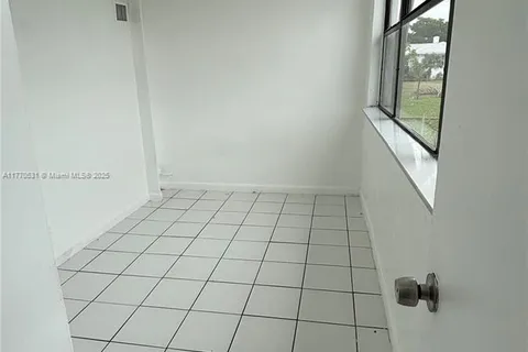 215 NE 2nd St, Hallandale Beach FL 33009