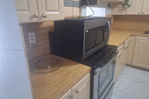 1480 W 46th St # 208, Hialeah FL 33012