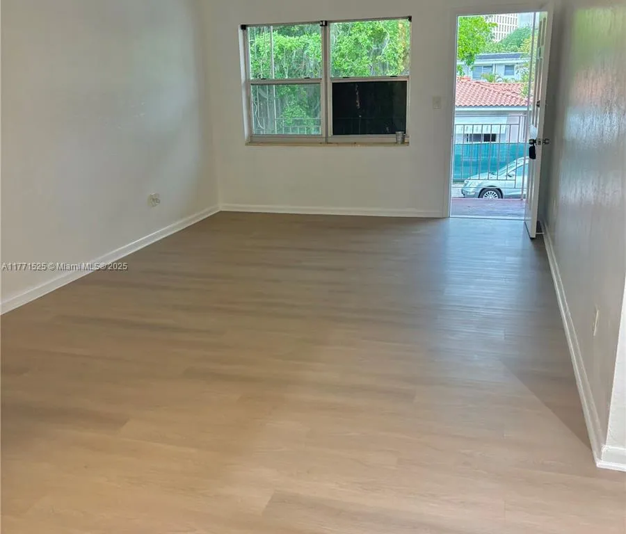 15 Alhambra Cir # 18, Coral Gables FL 33134