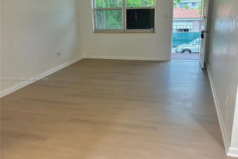 15 Alhambra Cir # 18, Coral Gables FL 33134