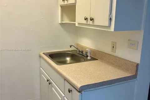15 Alhambra Cir # 18, Coral Gables FL 33134