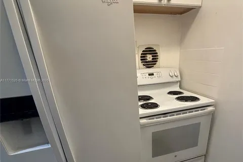 15 Alhambra Cir # 18, Coral Gables FL 33134