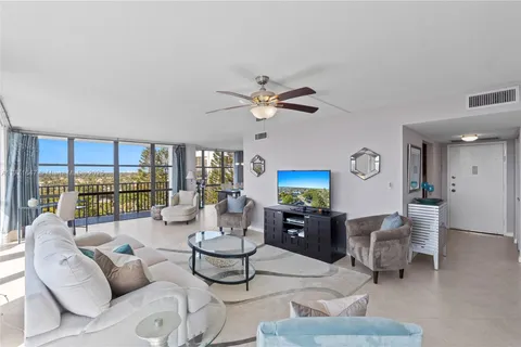 800 Parkview Dr # 909, Hallandale Beach FL 33009