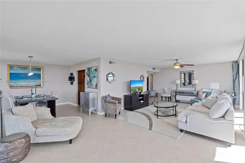 800 Parkview Dr # 909, Hallandale Beach FL 33009