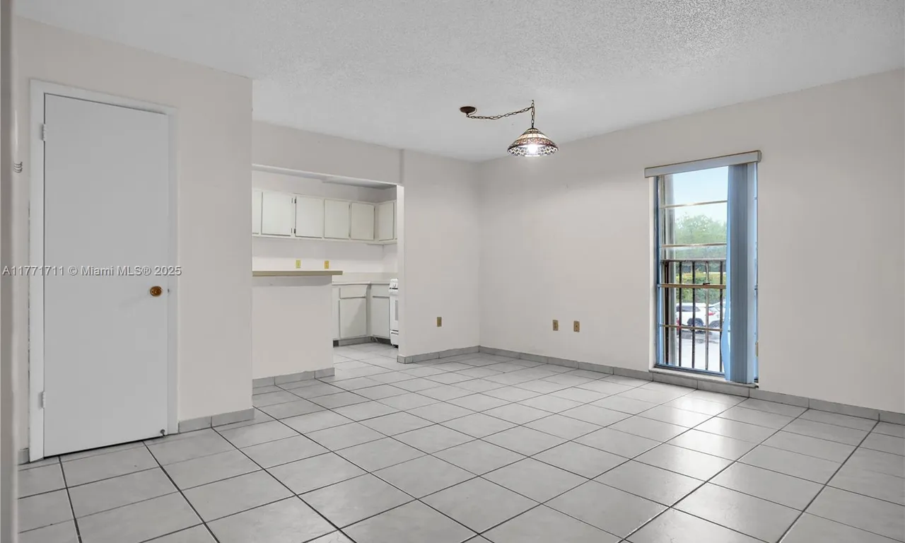 6886 N Kendall Dr # D208, Pinecrest FL 33156