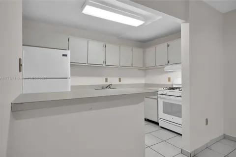 6886 N Kendall Dr # D208, Pinecrest FL 33156