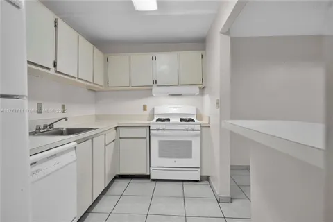6886 N Kendall Dr # D208, Pinecrest FL 33156