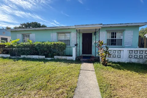 1290 NE 143rd St, North Miami FL 33161