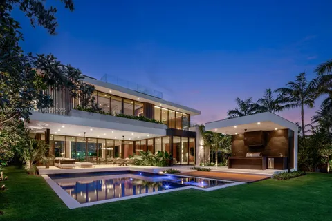 5515 Pine Tree Dr, Miami Beach FL 33140