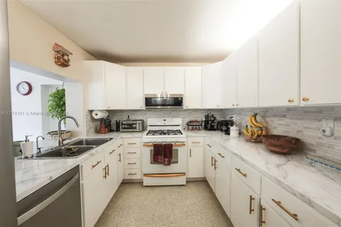 8110 NW 185th Ter, Hialeah FL 33015
