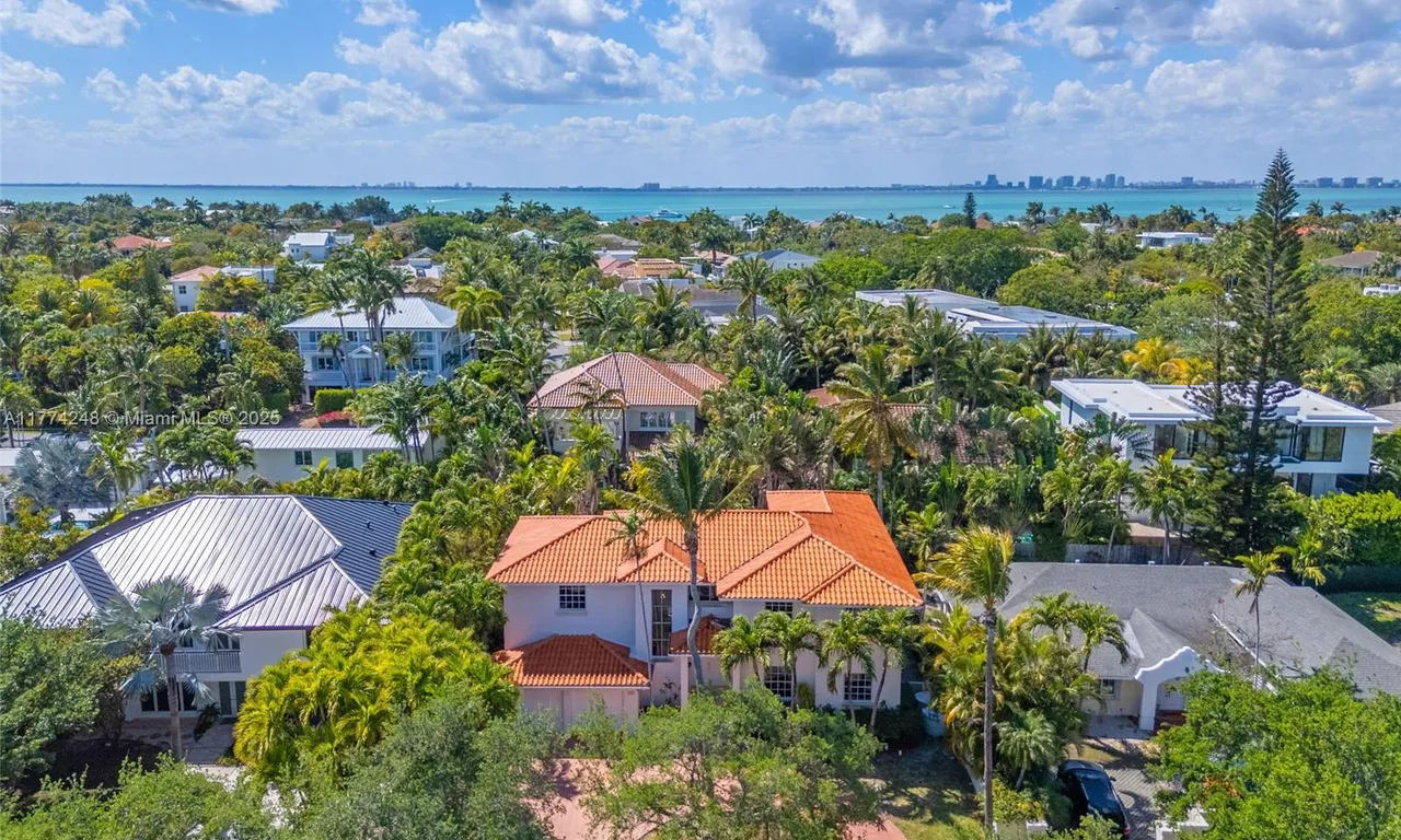 462 Warren Ln, Key Biscayne FL 33149