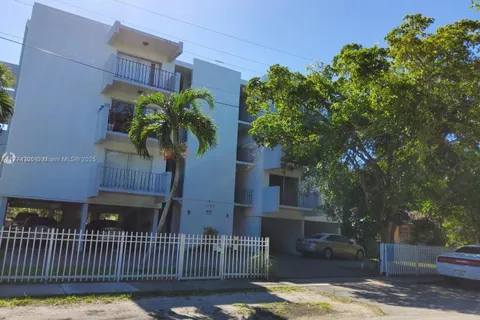 1090 NE 129 ST # 401, North Miami FL 33161