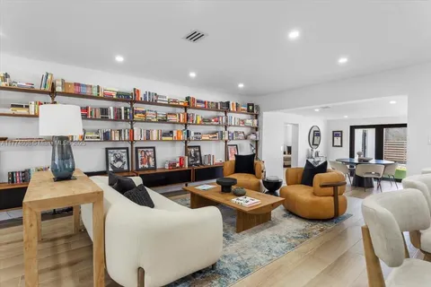 1724 SW 10th St, Miami FL 33135