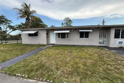 300 SW 9th Ave # 1, Hallandale Beach FL 33009