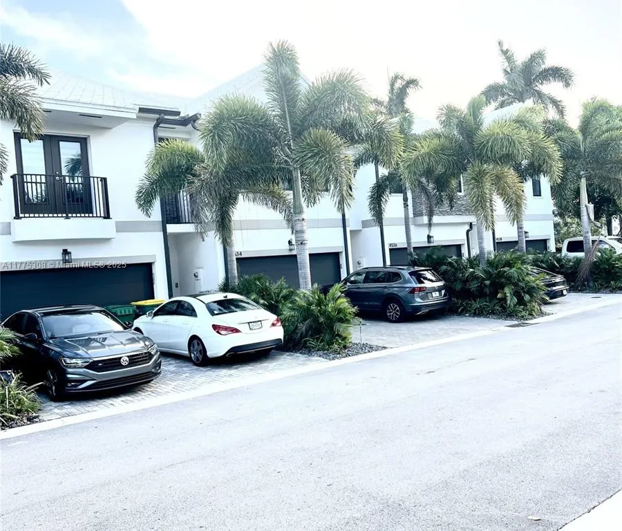 4536 S Aqua Bella Ln, Dania Beach FL 33312