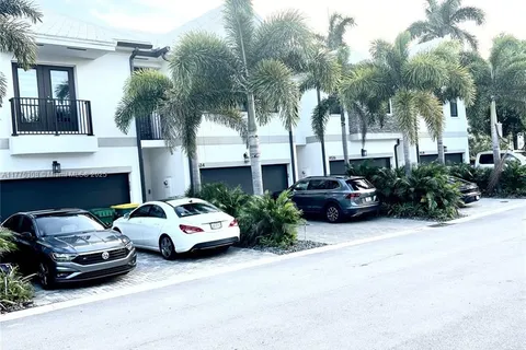 4536 S Aqua Bella Ln, Dania Beach FL 33312