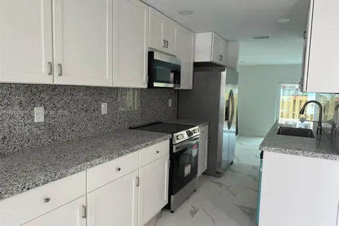 8183 NW 8th Mnr # 9, Plantation FL 33324