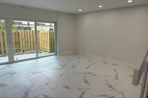 8183 NW 8th Mnr # 9, Plantation FL 33324