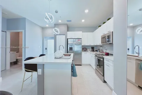8167 NW 41st St # 410, Doral FL 33166