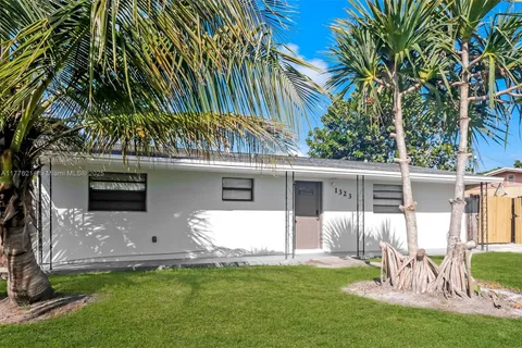 1323 Fernlea Dr, West Palm Beach FL 33417