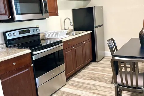 326 Roosevelt St # 5, Hollywood FL 33019