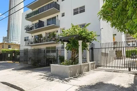 444 SW 4th St # 302, Miami FL 33130