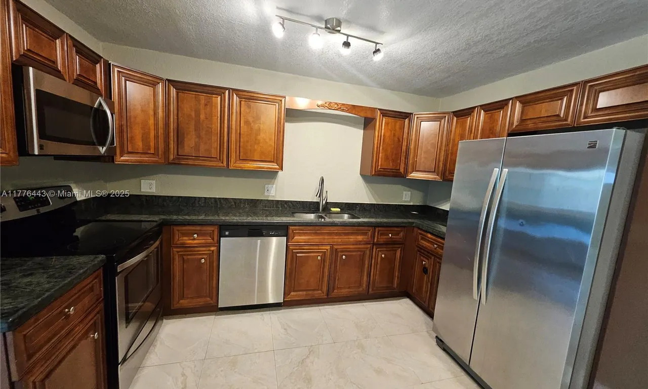 279 SW 8th St, Dania Beach FL 33004