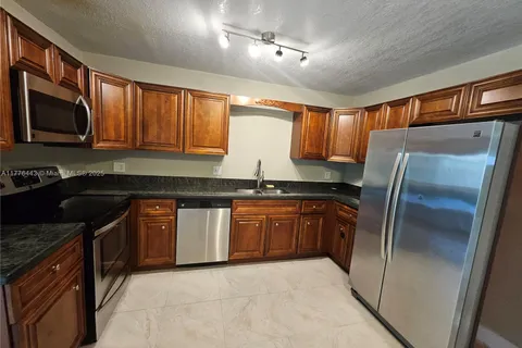 279 SW 8th St, Dania Beach FL 33004