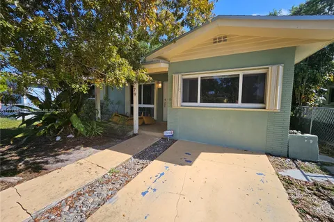 279 SW 8th St, Dania Beach FL 33004