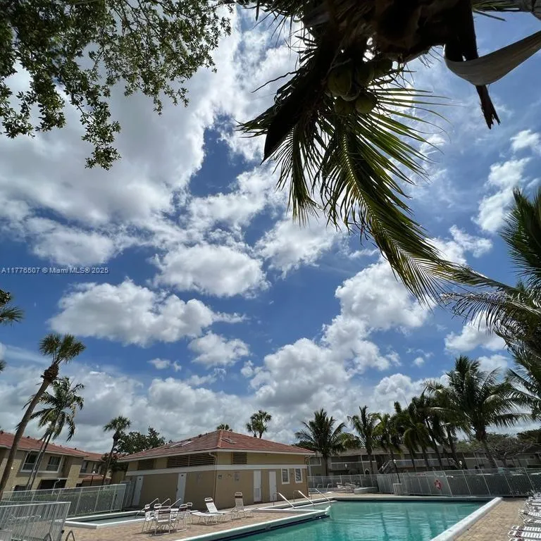 907 Twin Lakes Dr # O, Coral Springs FL 33071