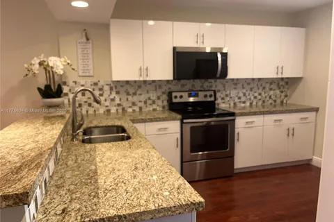 201 Lakeview Drive # 204, Weston FL 33326