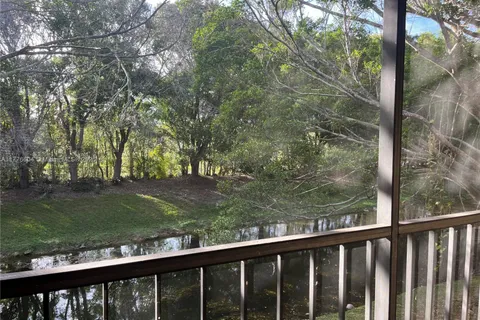 201 Lakeview Drive # 204, Weston FL 33326