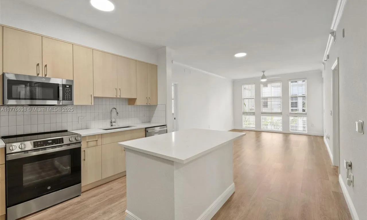 10170 SW 7th St # 206, Pembroke Pines FL 33025