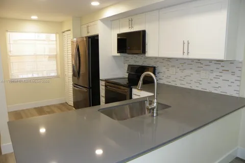400 Commodore Dr # 202, Plantation FL 33325