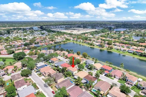 1623 E Harmony Lake Cir, Davie FL 33324