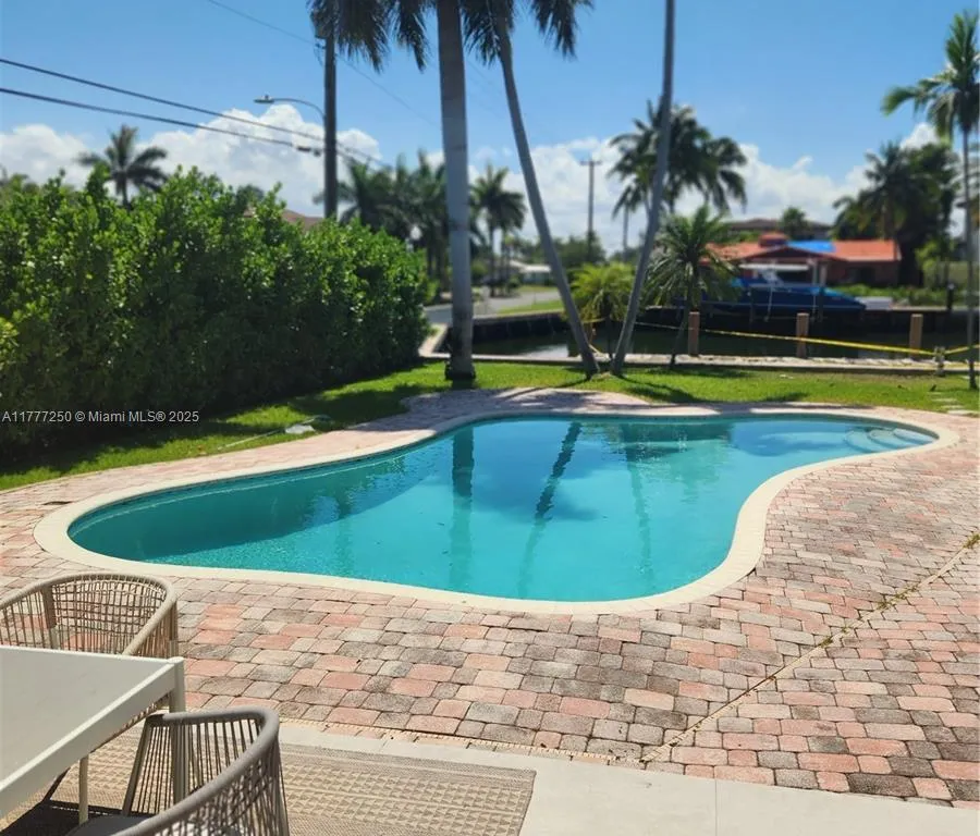 536 Hibiscus Dr, Hallandale Beach FL 33009