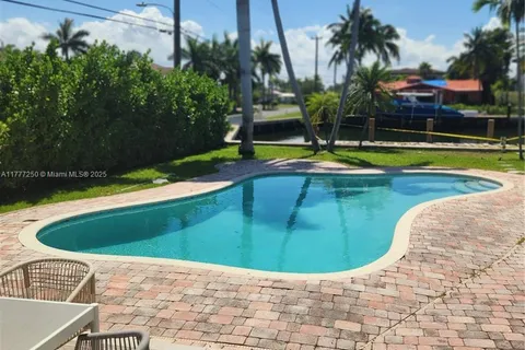 536 Hibiscus Dr, Hallandale Beach FL 33009