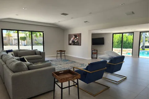536 Hibiscus Dr, Hallandale Beach FL 33009