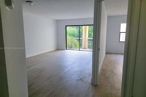 8290 Lake Dr # 422, Doral FL 33166