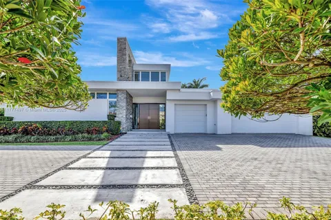 907 Diplomat Pkwy, Hallandale Beach FL 33009