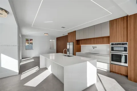 852 Heritage Dr, Weston FL 33326