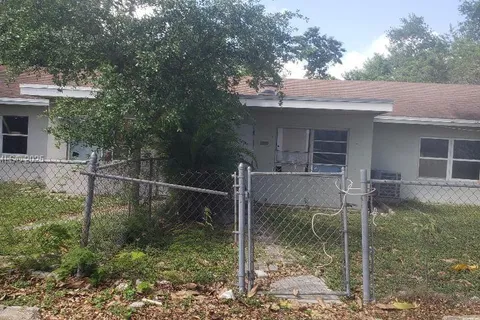 1425 NE 131st St, North Miami FL 33161