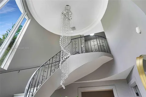 5650 Pine Tree Dr, Miami Beach FL 33140