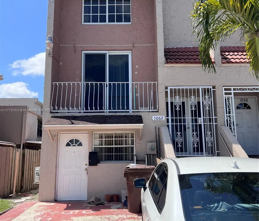 1062 W 42nd Pl, Hialeah FL 33012