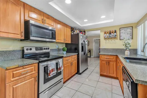 3800 NW 37th St, Lauderdale Lakes FL 33309