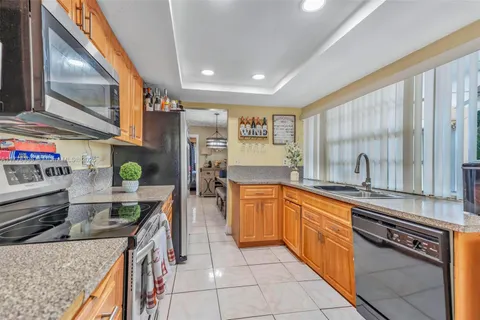 3800 NW 37th St, Lauderdale Lakes FL 33309