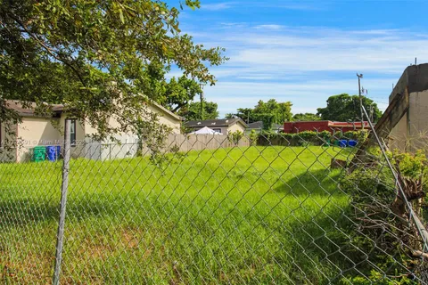 1762 NW 44th St, Miami FL 33142