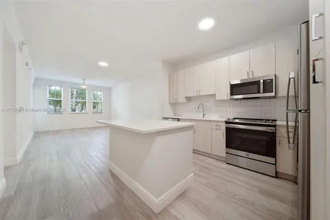 10170 SW 7th St # 102, Pembroke Pines FL 33025