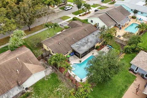 5009 SW 104th Ave, Cooper City FL 33328